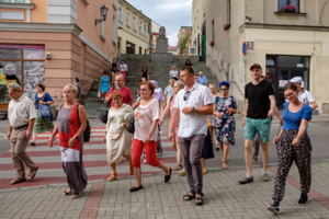 na zdjęciu osoby biorące udział w spacerku po mieście